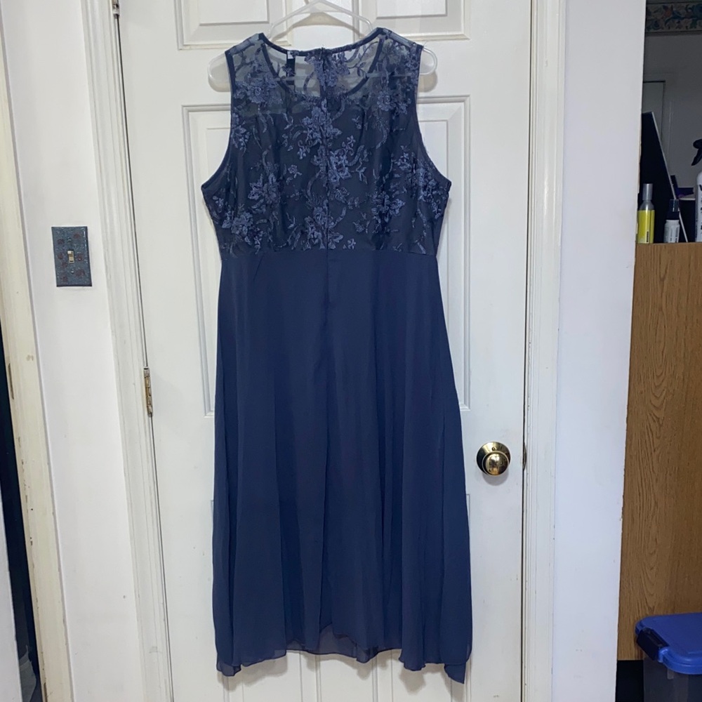 Chic Navy Floral Lace Midi Dress - Picture 4 of 6
